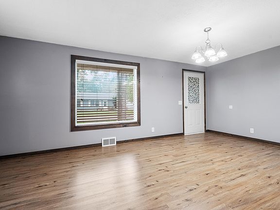 4th image of 144 Floral Ave