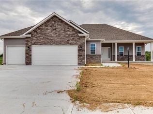 4711 Woodland Shores Dr, Saint Joseph, MO 64505