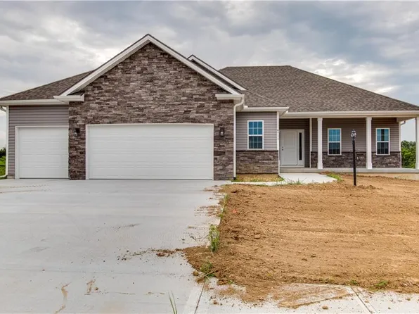 4711 Woodland Shores Dr, Saint Joseph, MO 64505