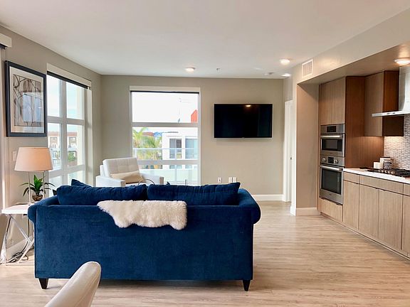 4th image of 1654 India St #404