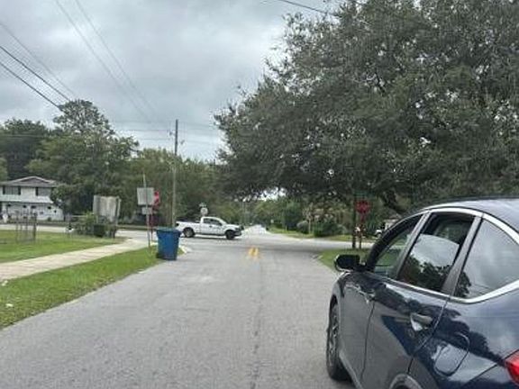 Exterior Neighborhood (street photo)