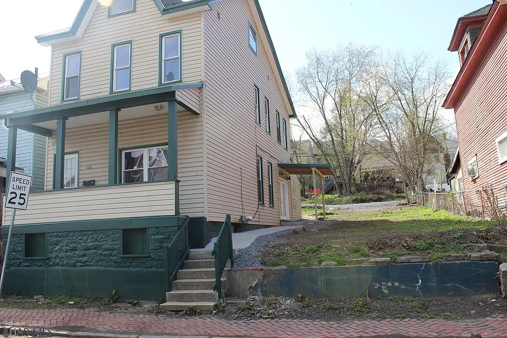 112 Howard Ave photo 1