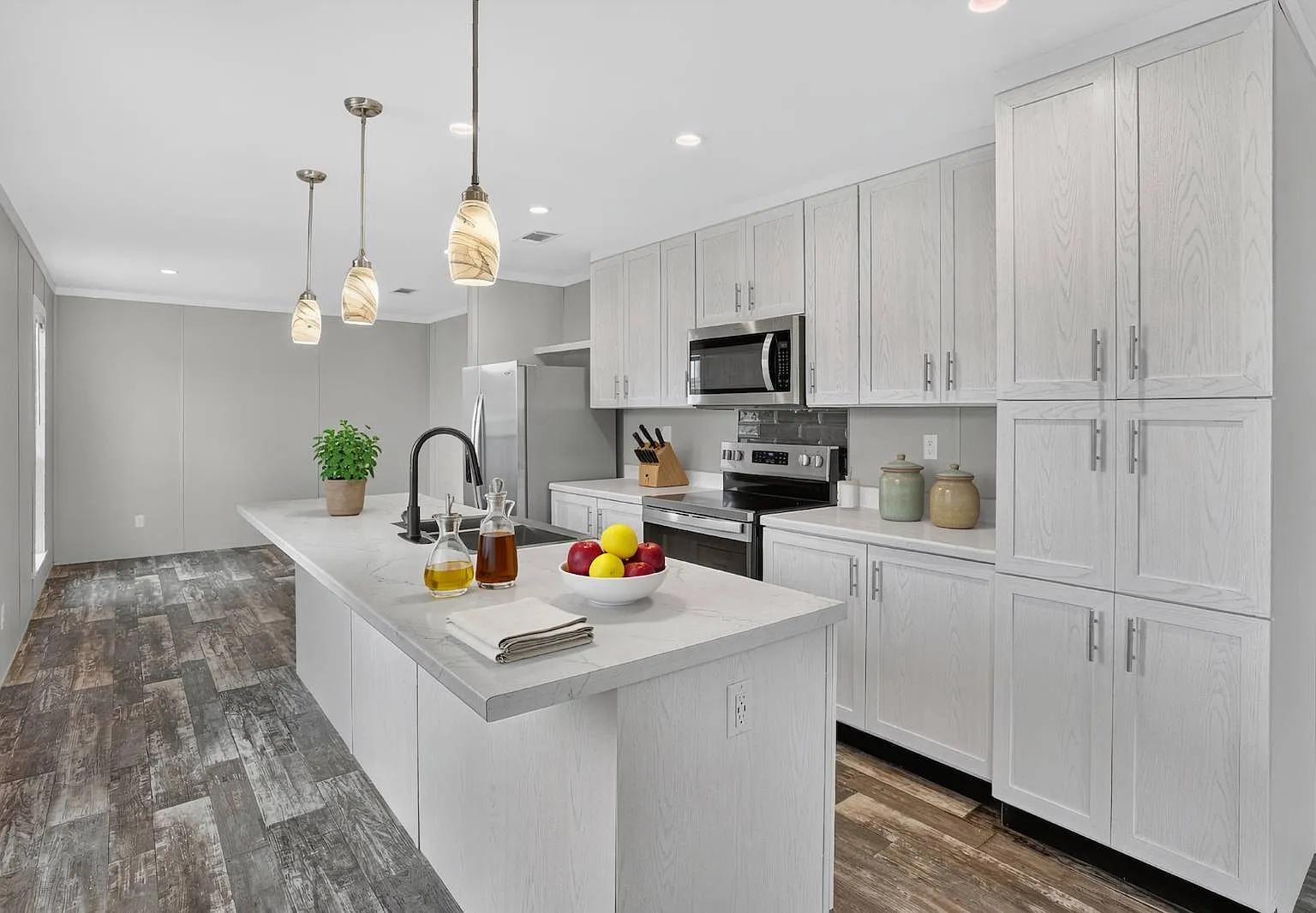 3 bed, 2.0 bath, 1440 sqft, $2,220 — Photo 2