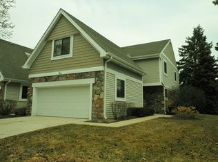 2520 Essex Dr, Northbrook, IL 60062