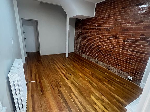 3rd image of 1412 N Van Buren St #1