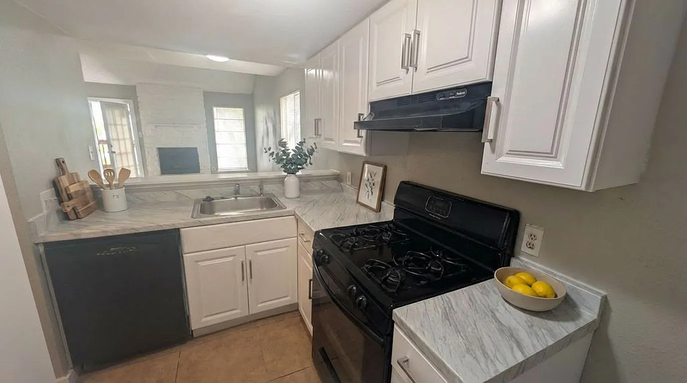 2 bed, 1.5 bath, 2152 sqft, $1,295 — Photo 1