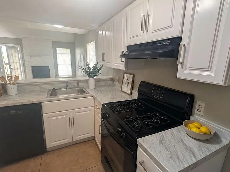1711 Burton Dr #A — Photo 1