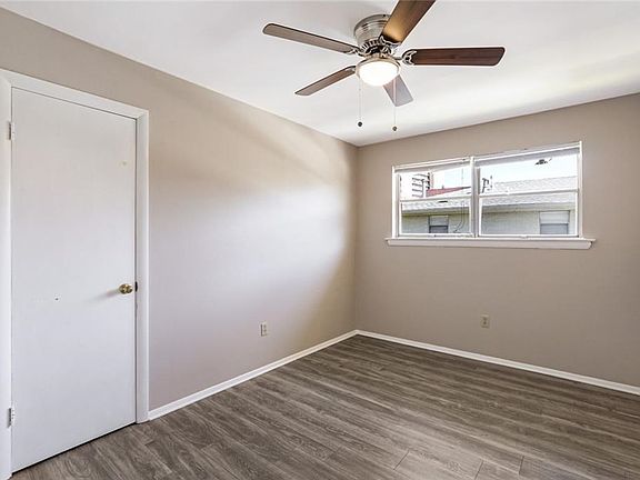 4th image of 335-37 W Robert E Lee Blvd