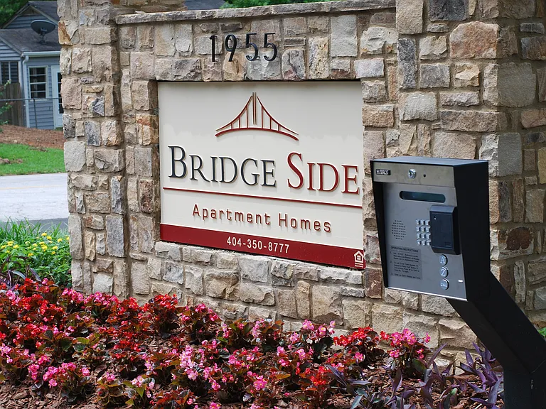 Bridgeside Apartments — Photo 2