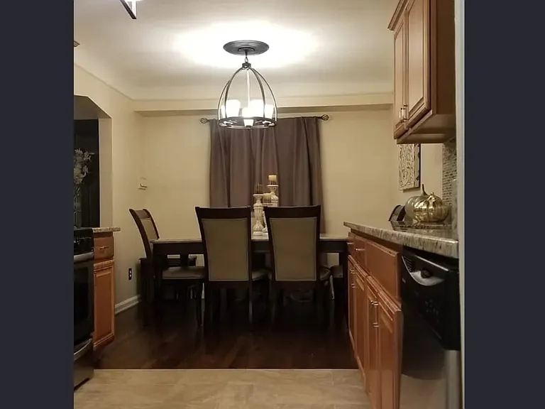 2936 Katherine St — Photo 3