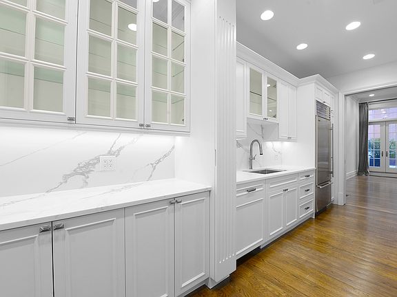 4th image of 205 E 61st St #T