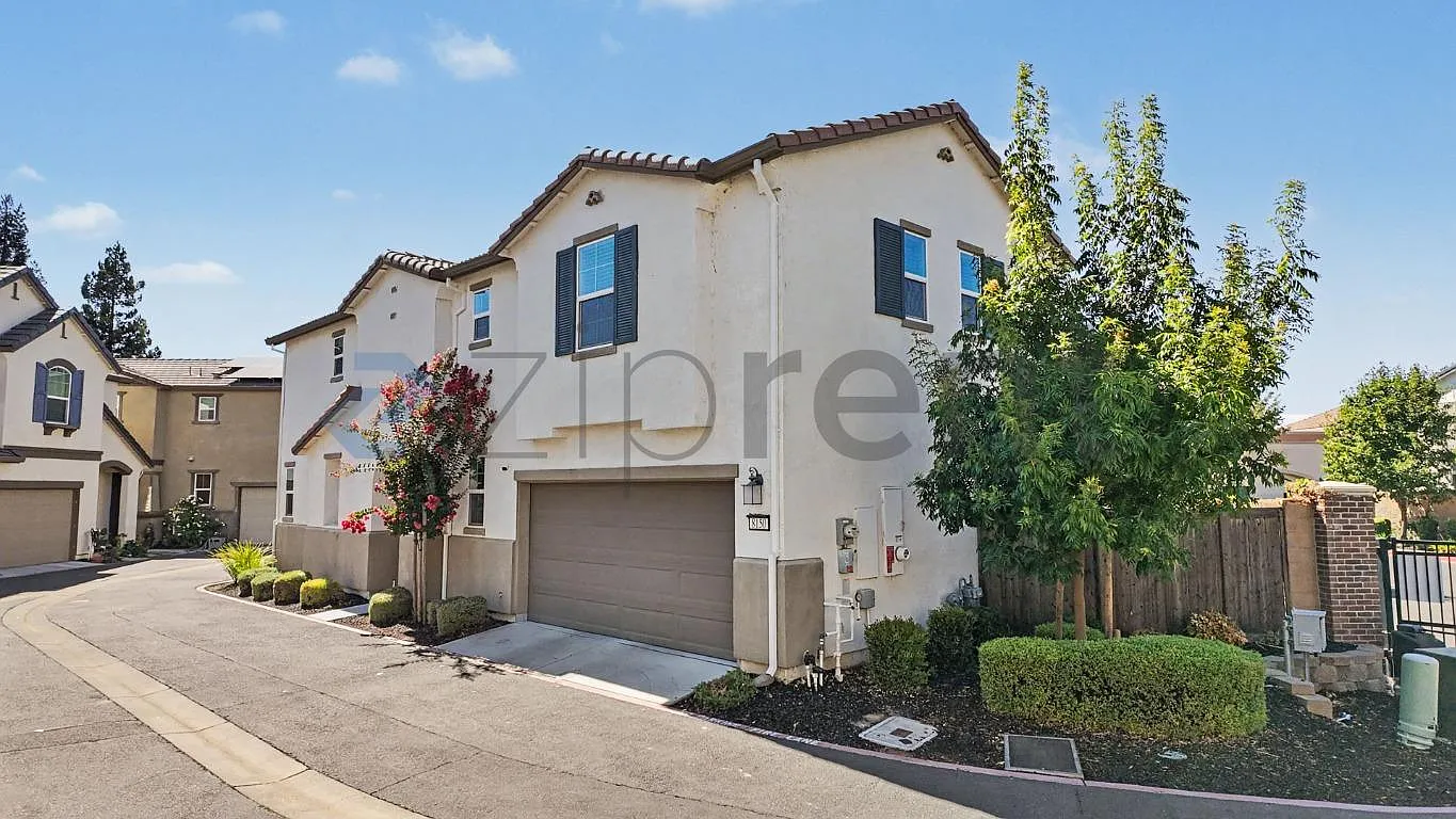 3 bed, 2.5 bath, 1853 sqft, $2,995 — Photo 2