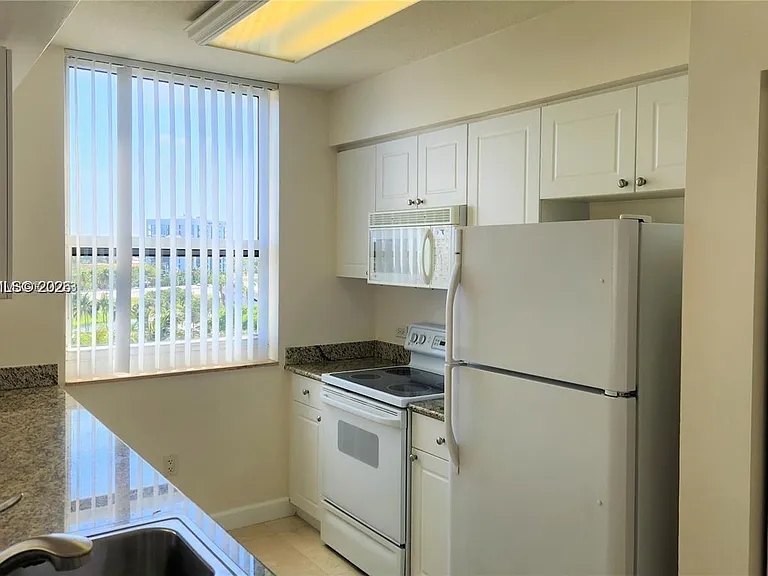 19501 W Country Club Dr #704 — Photo 2