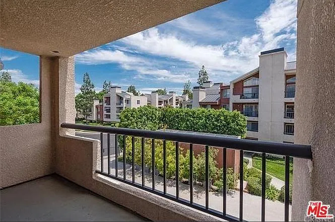 5540 Owensmouth Ave #204 — Photo 2