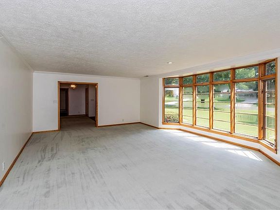 4th image of 701 West Dr