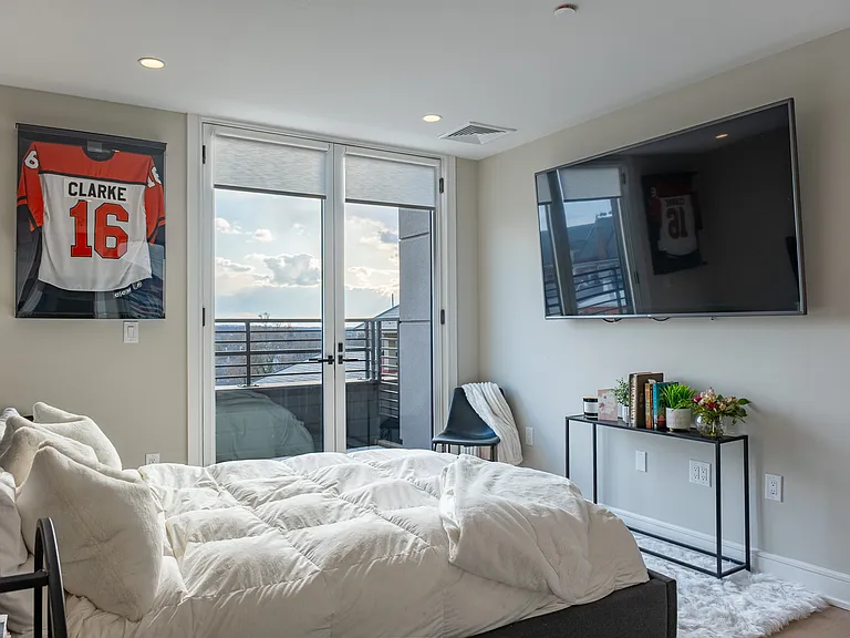 2nd bedroom w/ balcony access