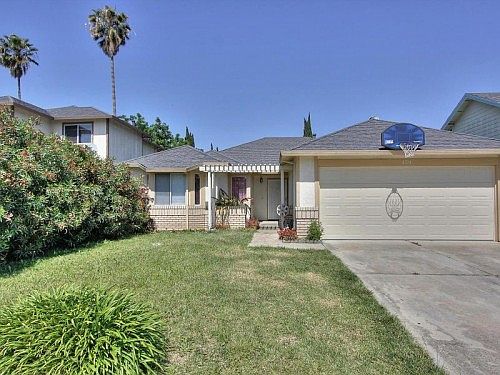 1st image of 929 Glenfinnan Way