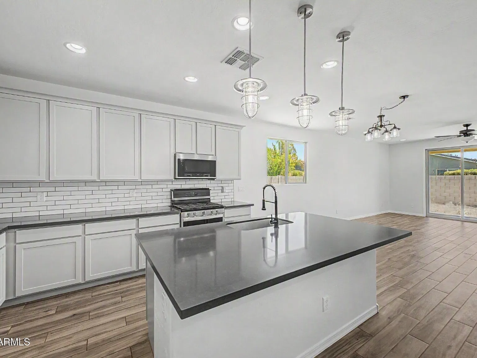 3 bed, 3.0 bath, $2,100 — Photo 4