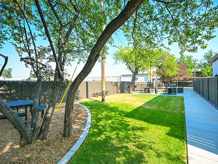 Townhouse Court — Photo 15