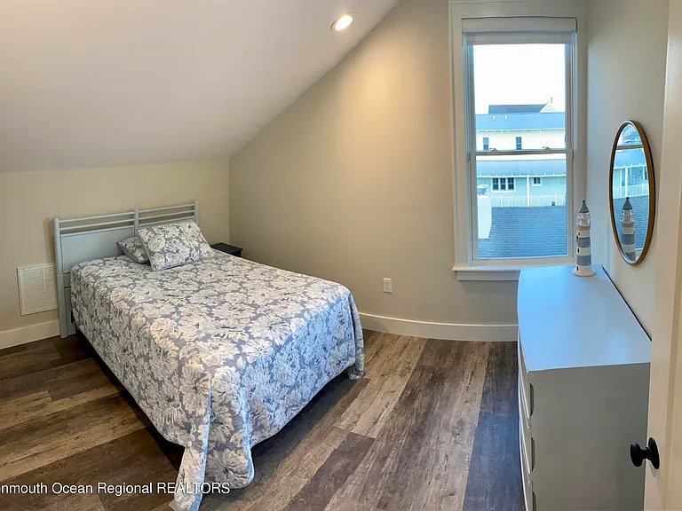 447 Main St E — Photo 11
