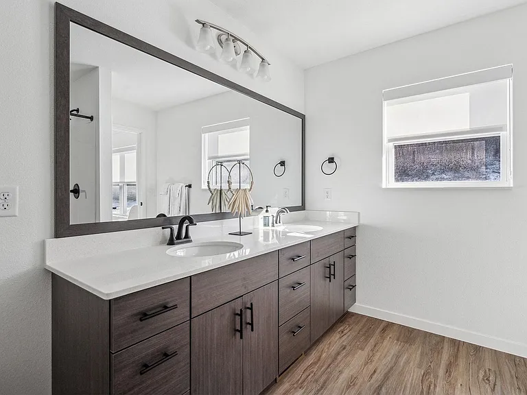 Avalon Apartments & Townhomes — Photo 15