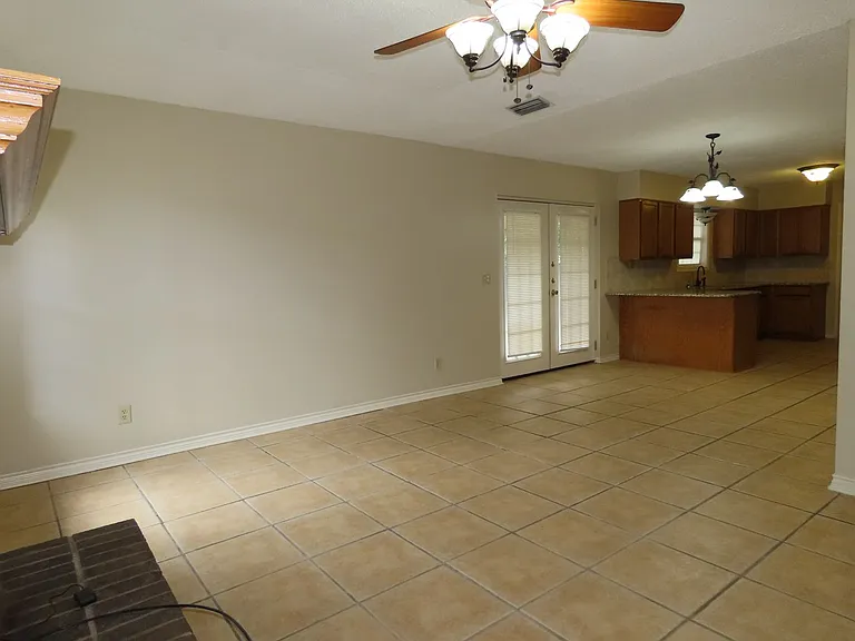 808 Corey Dr — Photo 4