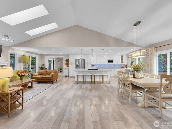 welcoming great room!>