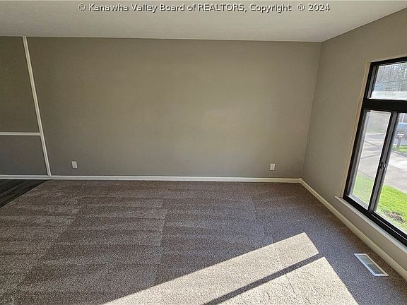 4th image of 102 Stratford Pl