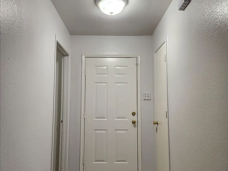 1557 Crown View Dr — Photo 2