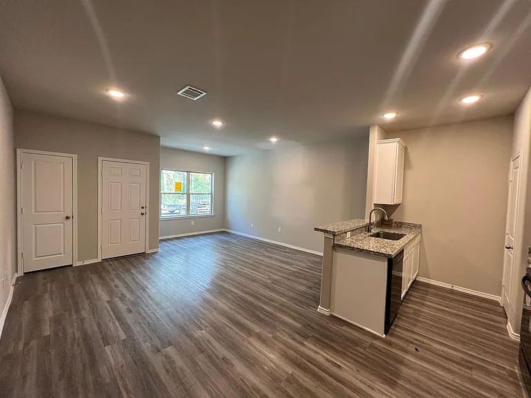 1149F Southwood Dr — Photo 5
