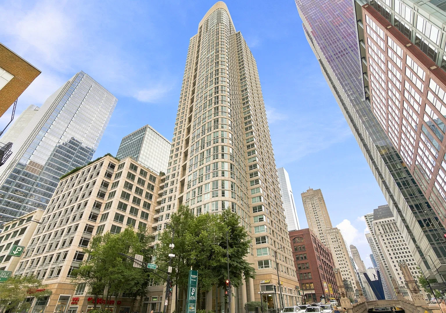 345 N La Salle Dr — Photo 1