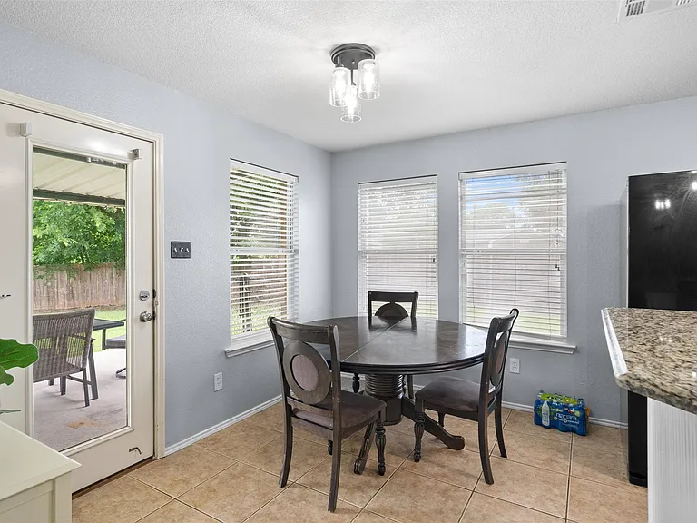 921 Zoe St — Photo 11