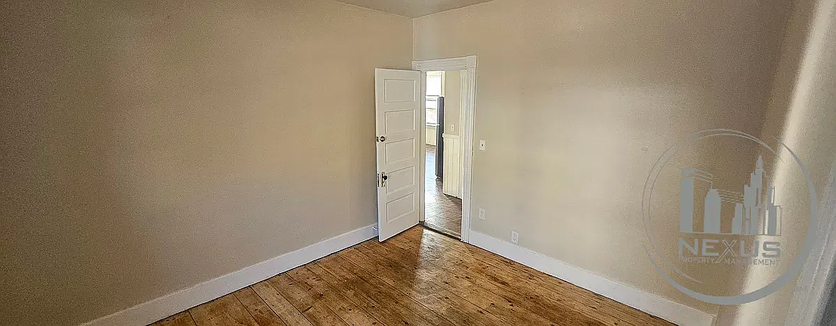 3 bed, 1000 sqft, $2,200 — Photo 3