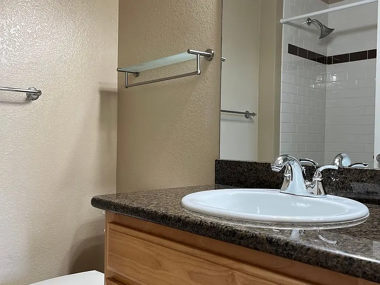 213 Lakeshore Ct — Photo 8