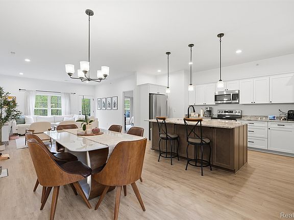 3rd image of 606 Pointe Dr