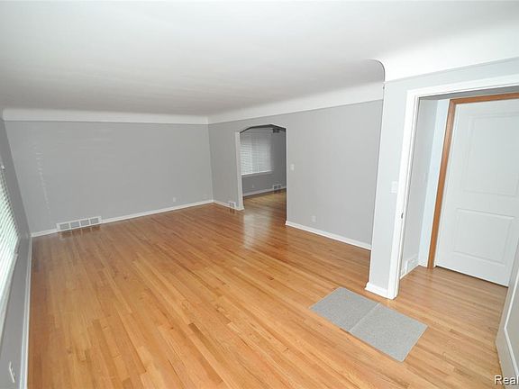 2nd image of 402 W Catalpa Dr
