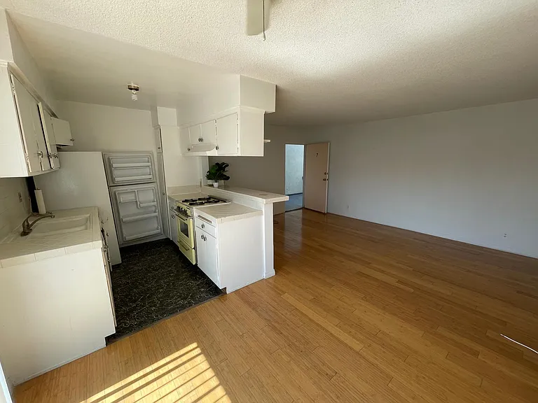 2122 Ocean Park Blvd #7 — Photo 6