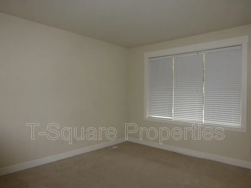 4 bed, 2.5 bath, 2530 sqft, $4,600 — Photo 2