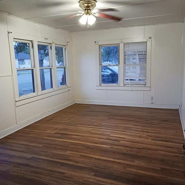 2nd image of 220 S Avenue G
