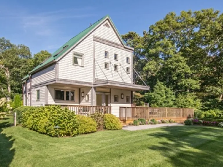 18 Spring Pond Ln — Photo 2
