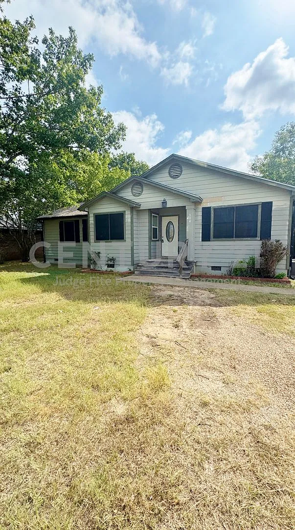 Adorable 3/2 in Trinidad Just Moments from Cedar Creek Lake For Rent! — Photo 1