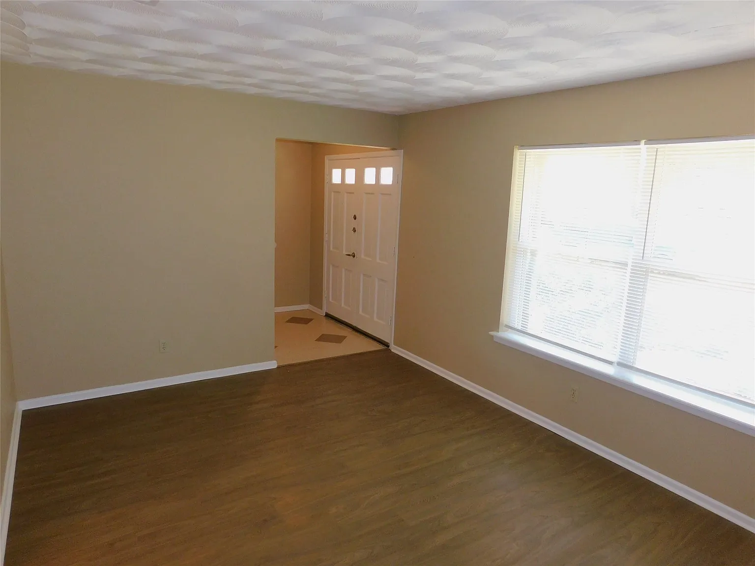3 bed, 2.0 bath, 1458 sqft, $2,200 — Photo 4