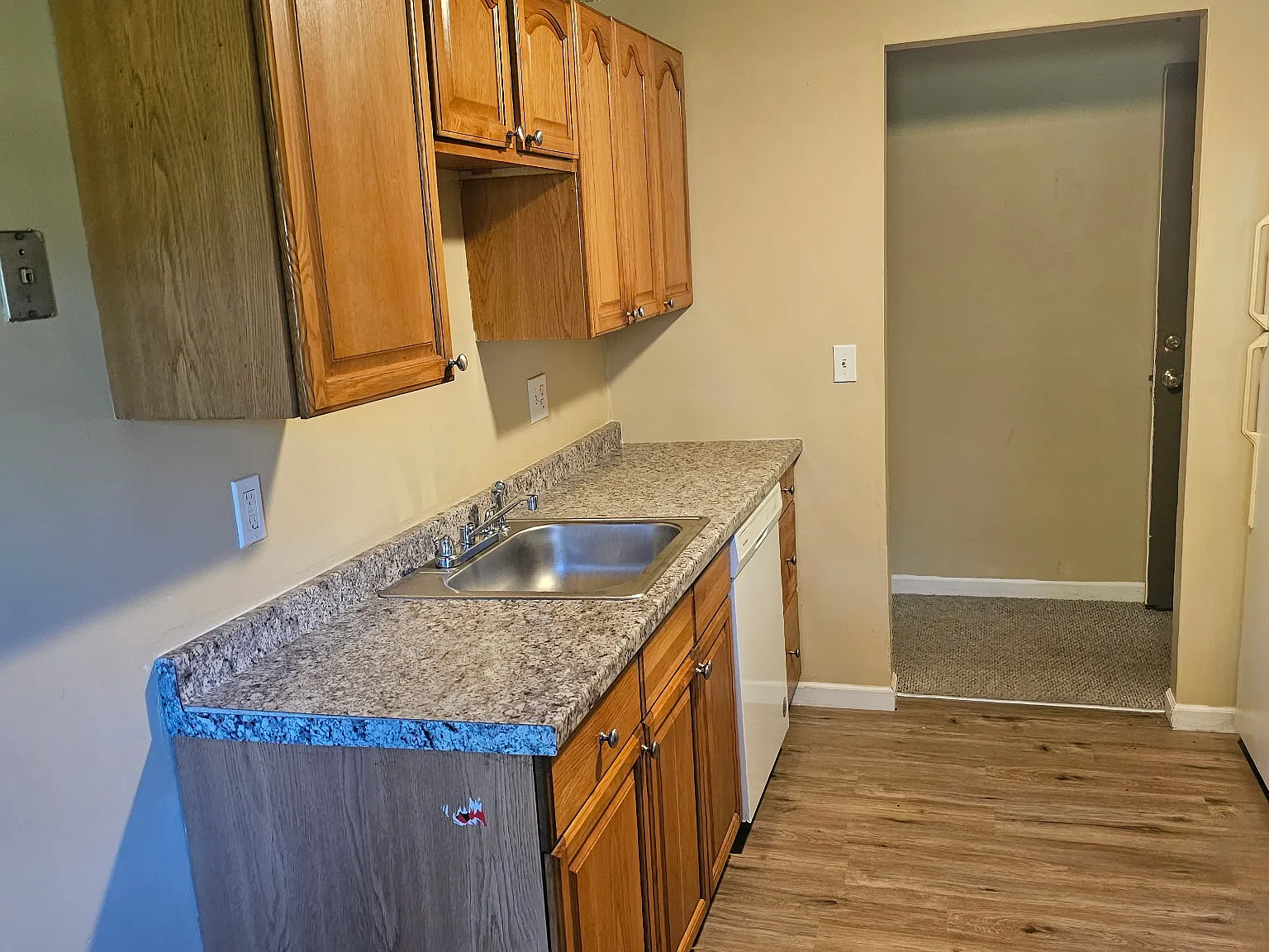 2 bed, 900 sqft, $900 — Photo 3