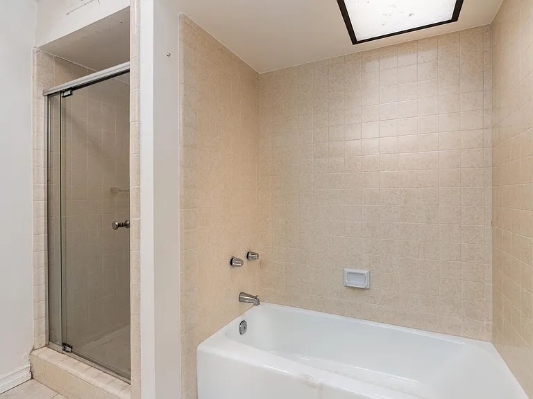 12416 Magnolia Blvd #9 — Photo 13