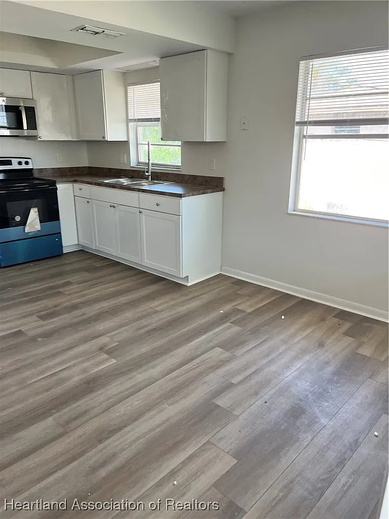 2 bed, 1.5 bath, 725 sqft, $1,075 — Photo 3