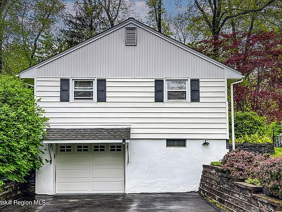3rd image of 11 Woodland Drive