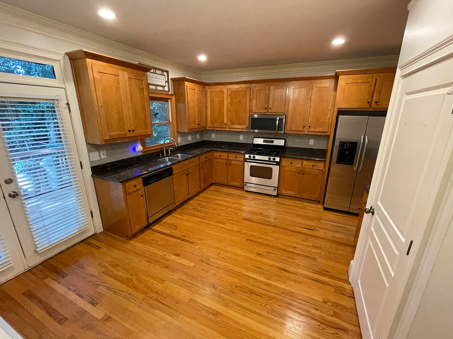 3 bed, 2020 sqft, $3,000 — Photo 3