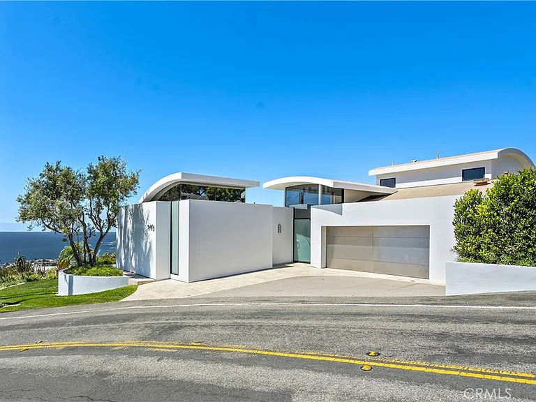 940 Summit Dr — Photo 2
