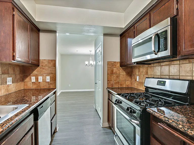 821 Wilcox Ave — Photo 2