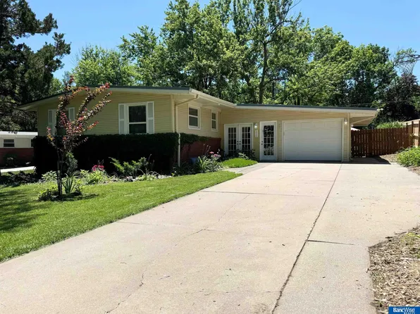 5925 Meadowbrook Ln, Lincoln, NE 68510